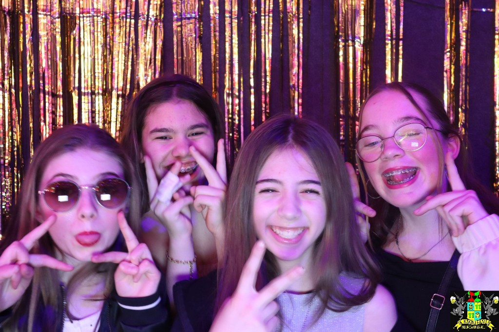 ../Images/Jeugd Opwarmbal Photobooth 101.jpg